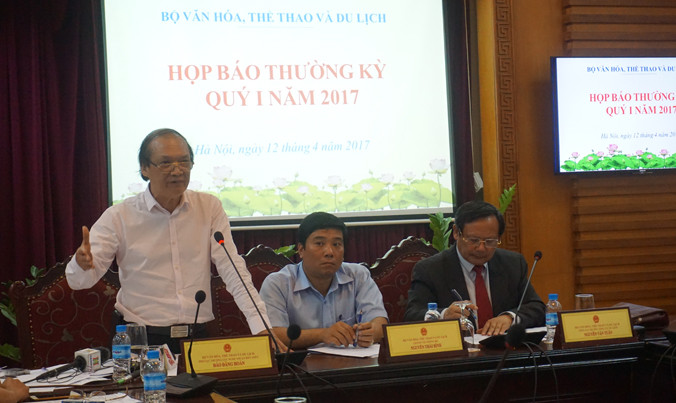 Ông Đào Đăng Hoàn (người đứng) tại họp báo của Bộ VHTTDL. Ảnh: Toan Toan.