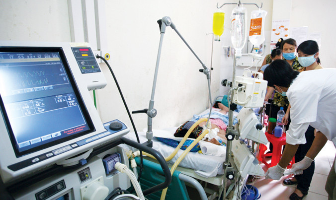 Dịp giáp Tết, ngày nào Trung tâm Chống độc (BV Bạch Mai) cũng có bệnh nhân nhập viện do ngộ độc rượu. Ảnh: Như Ý.