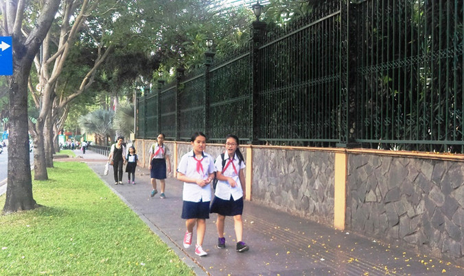 Vỉa hè trên nhiều tuyến đường thông thoáng, người đi bộ thoải mái.