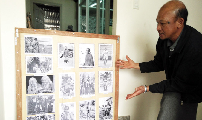 Ông Vũ giới thiệu bộ ảnh sưu tầm về Tây Nguyên xưa.