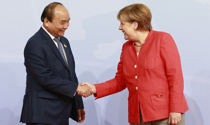 Sáng 7/7 (theo giờ địa phương), Thủ tướng Nguyễn Xuân Phúc dự Hội nghị Thượng đỉnh G20. Trong ảnh: Thủ tướng Đức Angela Merkel đón Thủ tướng Nguyễn Xuân Phúc. Ảnh: Th.Nh.