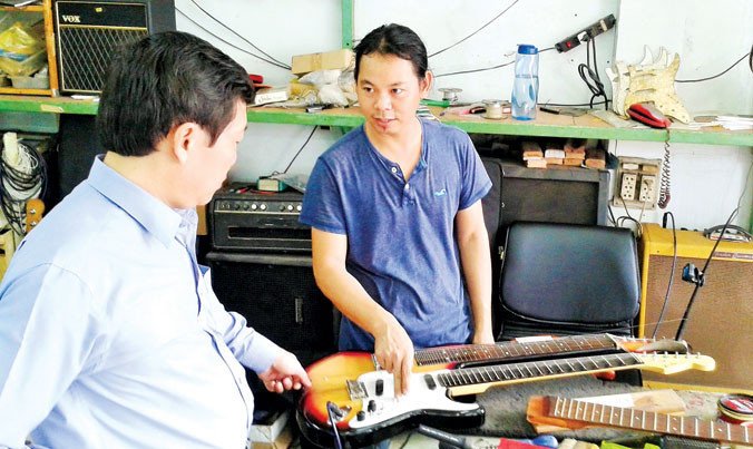 Nghiên cứu chế tạo những cây đàn “độc”.