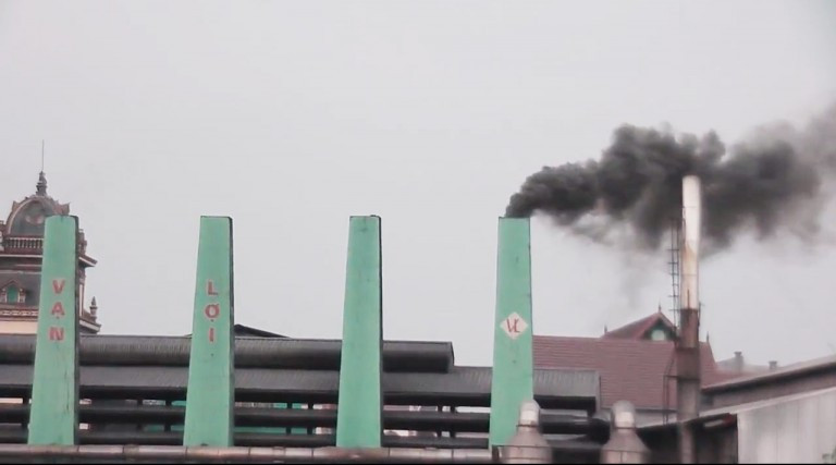 Ống khói đang cuồn cuộn xả khói thải đen sì theo hướng gió thổi thẳng vào nhà dân 