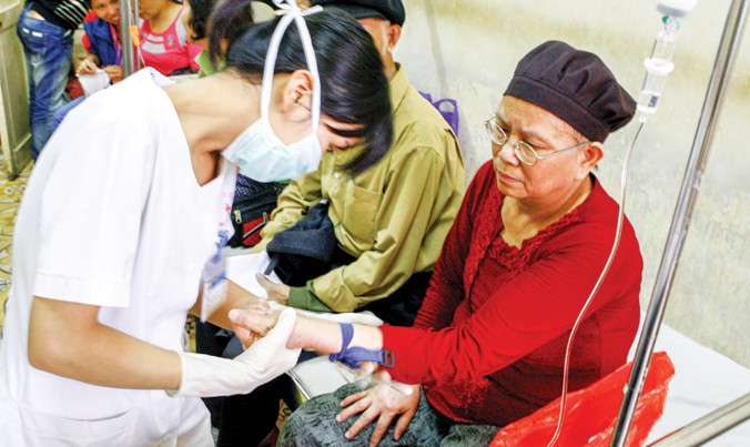 Khám chữa bệnh cho bệnh nhân ung thư ở Viện K Trung ương. Ảnh: Hồng Vĩnh.