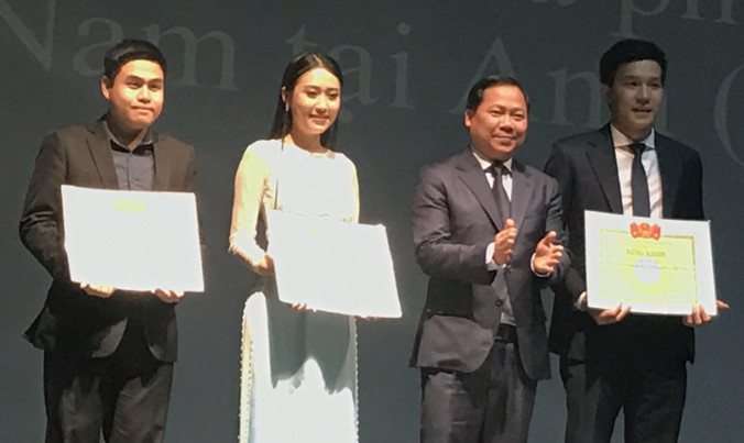 Bí thư T.Ư Đoàn, Chủ tịch T.Ư Hội LHTN Việt Nam Nguyễn Phi Long tặng giấy khen cho các sinh viên có thành tích xuất sắc trong công tác Đoàn, Hội.