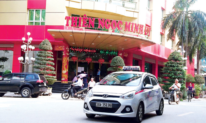 Những ngày qua, nhiều người đến trụ sở của Thiên Ngọc Minh Uy (Cầu Giấy, Hà Nội) để xin chấm dứt hợp đồng. Ảnh: Như Ý.