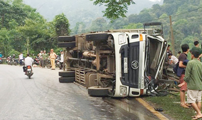 Vụ lật xe chở lợn khiến chị Mã Thị D. tử vong tại huyện Ngân Sơn (Cao Bằng). Ảnh: A.Quỳnh.