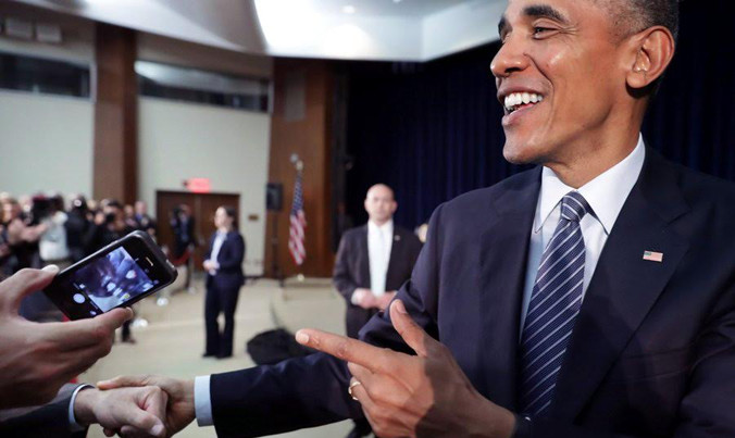 Ông Obama mê selfie.