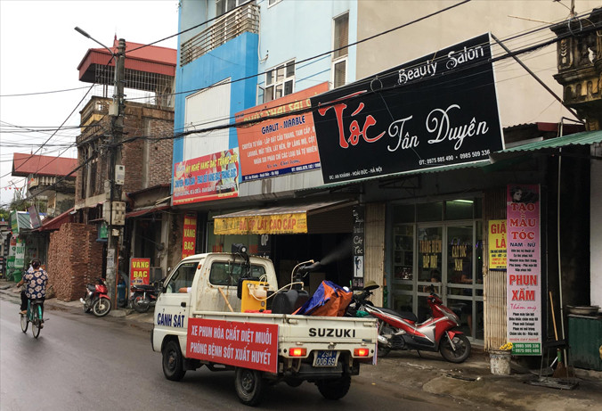 Lực lượng chức năng phun thuốc diệt muỗi, phòng chống sốt xuất huyết tại xã An Khánh, huyện Hoài Đức (Hà Nội) chiều 4/9. Ảnh: Tuấn Nguyễn.