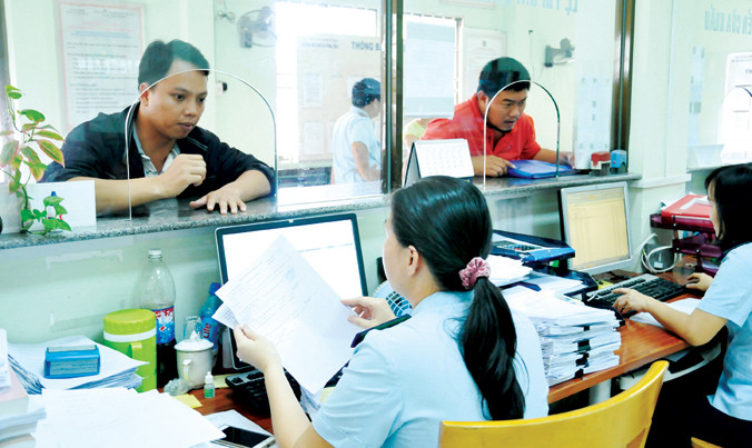 Nộp thuế điện tử qua ngân hàng, DN tiết kiệm được chi phí, thời gian, thông quan hàng hóa nhanh hơn. Ảnh: Tuấn Nguyễn.