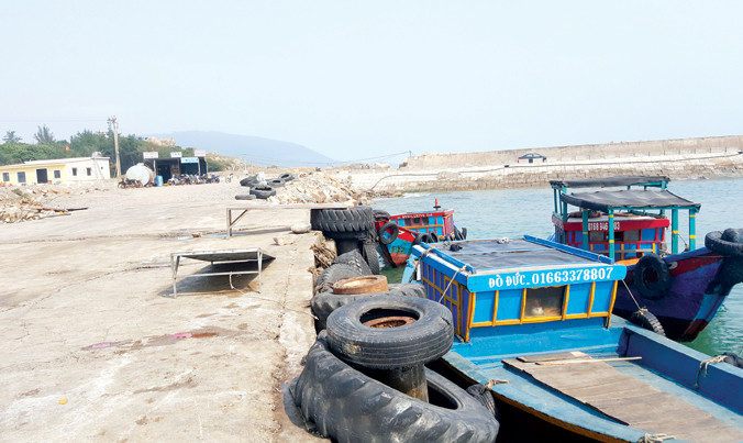 Một cảng cá lậu quy mô, tiếp nhận 500 tàu cá mỗi ngày nhưng chính quyền đã không quyết liệt ngăn chặn. Ảnh: PV.