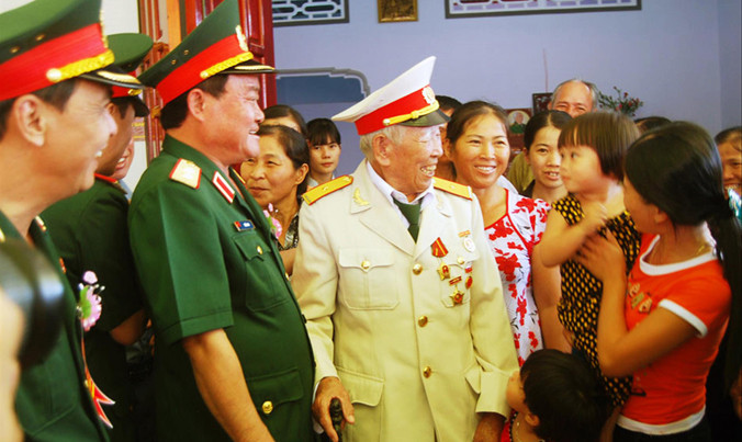 Niềm vui tuổi già khi được trao tặng nhà tình nghĩa.