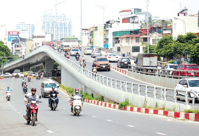 Nút giao thông Trần Khát Chân - Kim Ngưu (vành đai 1) là 1 trong 6 “điểm đen” ùn tắc vừa được Sở GTVT Hà Nội xóa bỏ trong 8 tháng qua nhờ thông xe cầu vượt. Ảnh: Trọng Đảng.