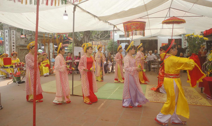 Một nghi lễ tại đình làng Đông Hồ. 