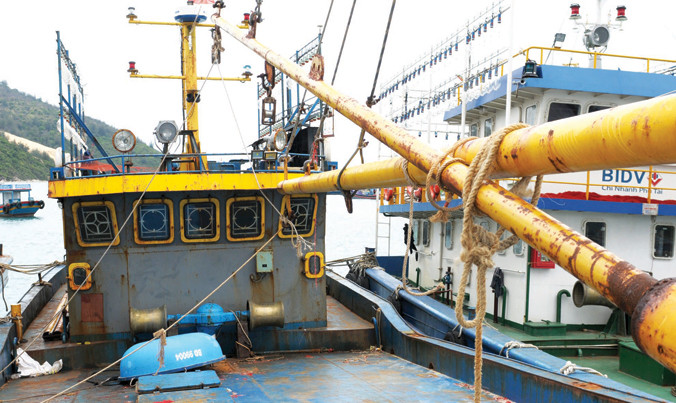 Tàu vỏ thép đóng mới giá trị hàng chục tỷ bị gỉ sét. Ảnh: Hồng Vĩnh.