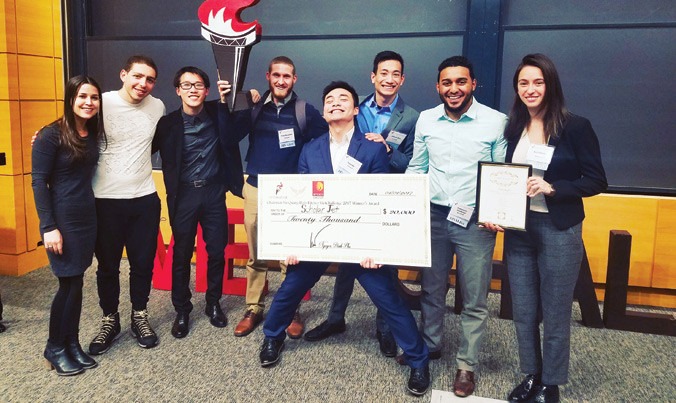 Hồ Hoàng Anh Tuấn (giữa, cầm tấm bảng) và các bạn ăn mừng ScholarJet nhận giải quán quân VietChallenge 2017.