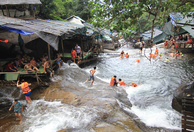 Bể bơi đông vui Hói Mít.