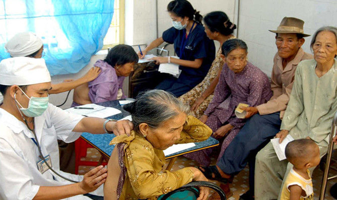 Việt Nam đang đối mặt với tình trạng dân số già. Ảnh: Hồng Vĩnh.