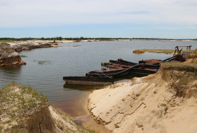 Moong mỏ sắt Thạch Khê tiềm ẩn hiểm nguy, năm 2010, có hai học sinh bị đuối nước tại hồ này. Ảnh: Hùng Hải.