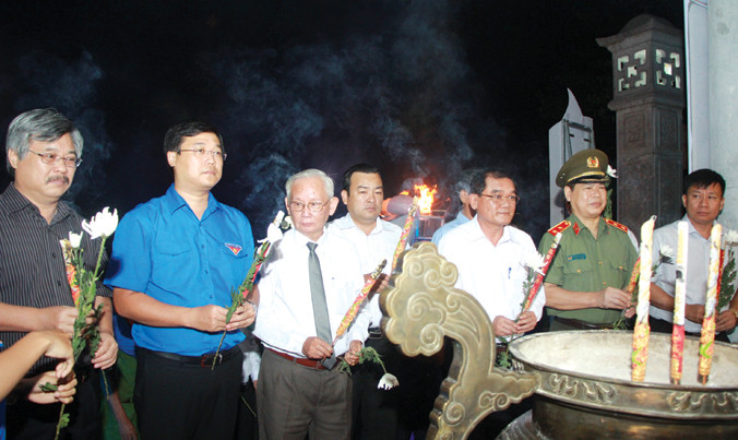 Bí thư thứ nhất T.Ư Đoàn Lê Quốc Phong cùng lãnh đạo T.Ư Đoàn và tỉnh Tây Ninh dâng hương, hoa lên anh linh các anh hùng liệt sĩ.