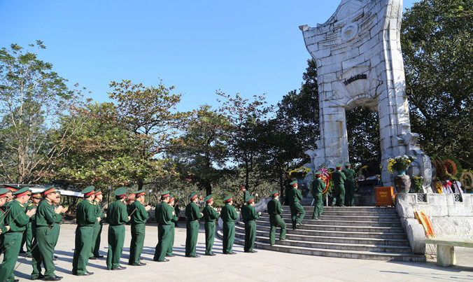 Viếng anh hùng, liệt sĩ tại Nghĩa trang Liệt sĩ Trường Sơn. Ảnh: Trường Sơn.