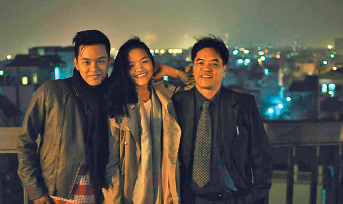 Nguyễn Đình Tôn Nữ cùng bố và anh trai. Ảnh nhân vật cung cấp.