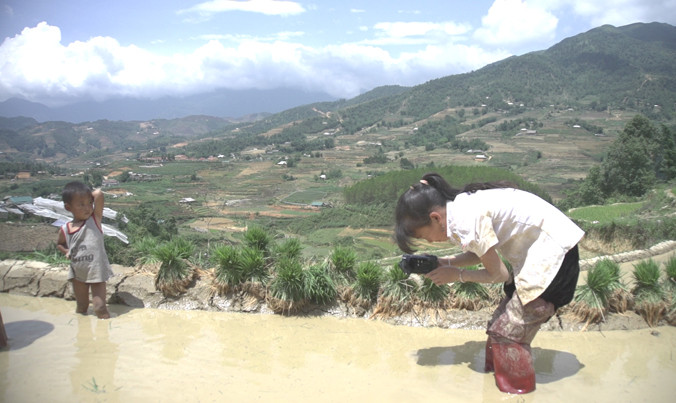 Khuôn hình cảnh quay người nhà cấy lúa. Ảnh: Má Thị Di.