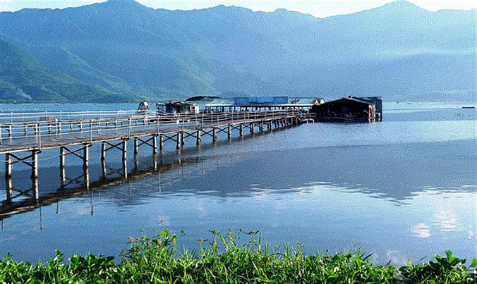 Nhà hàng nổi không phép tiềm ẩn nhiều nguy cơ tai nạn sông nước vẫn ngang nhiên tồn tại trên đầm Lập An (Lăng Cô), dù lãnh đạo tỉnh chỉ đạo cưỡng chế.