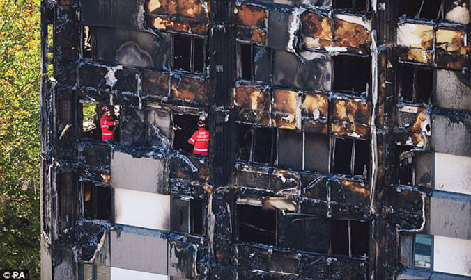 Lính cứu hỏa vẫn tìm kiếm trong tòa nhà Grenfell đổ nát.