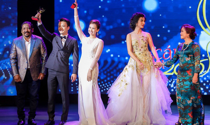 Hồng Đăng cùng các thành viên đoàn phim nhận giải Cánh diều. Ảnh: Zing.