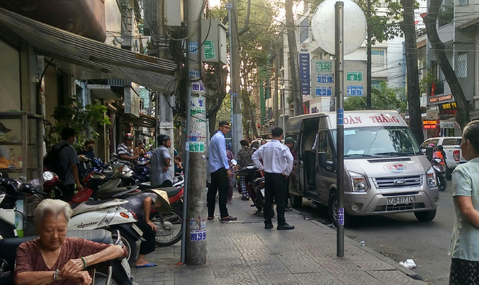 Xe Toàn Thắng vô tư đón khách trên đường Nguyễn Thái Bình, quận 1 dù đã có biển cấm.
