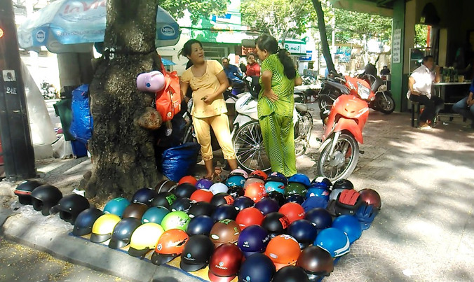 Hiện nay Sở GTVT TPHCM đã trình dự thảo đề án thu phí sử dụng tạm thời lòng đường, vỉa hè. Ảnh: Văn Minh.