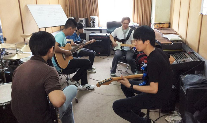 Nghệ sĩ Lê Duy giảng dạy nhạc jazz tại Nhạc viện TPHCM. Ảnh: T.L.