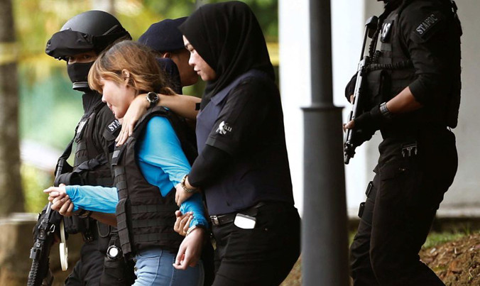 Đoàn Thị Hương được hộ tống ra khỏi phiên tòa. Ảnh: CNA.