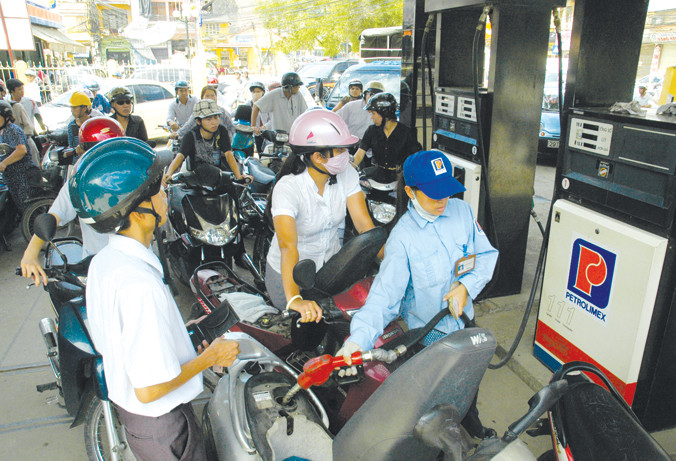 Mức thuế hiện hành vẫn chưa hết khung (thuế BVMT với xăng mới ở mức 3.000 đồng/lít, trong khi khung tối đa là 4.000 đồng/lít). Ảnh: Hồng Vĩnh.