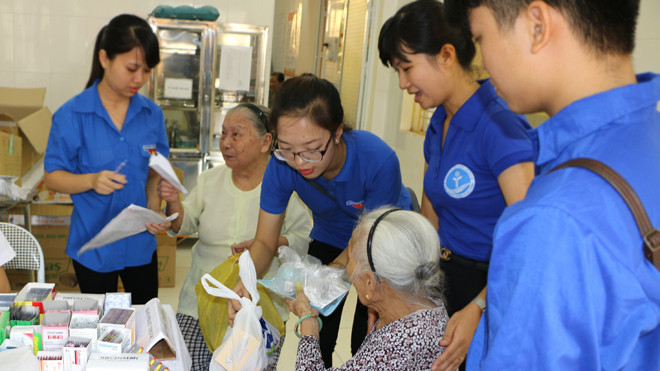 Với vai trò thủ lĩnh đoàn phường, Kim Đoan (đeo kính) tổ chức nhiều hoạt động hỗ trợ cộng đồng.