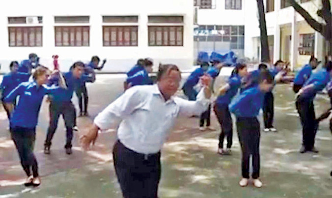 Ông Mùi khăn quàng đỏ trong một chương trình hoạt động của Nhà Thiếu nhi.