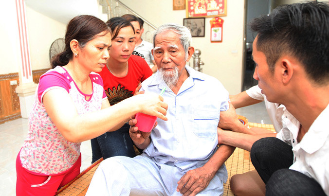 Cụ Lê Đình Kình được người thân chăm sóc khi xuất viện về nhà. Ảnh: CTV.