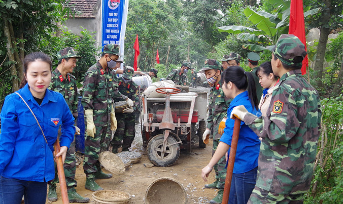 ĐVTN thuộc Binh chủng Công binh và đơn vị kết nghĩa làm đường giao thông nông thôn mới. 