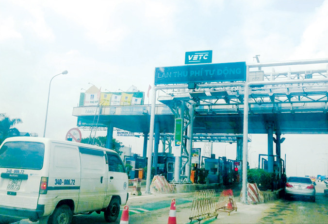 Một trong số ít trạm thu phí tự động không dừng đã được đưa vào vận hành. Ảnh: Sỹ Lực.