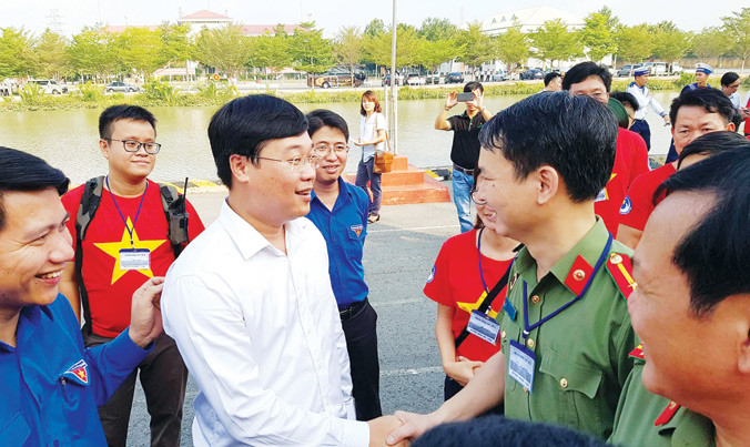 Bí thư thứ nhất T.Ư Đoàn Lê Quốc Phong động viên đại biểu tham gia hành trình “Tuổi trẻ vì biển, đảo quê hương năm 2017”.