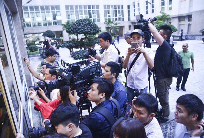 Các phóng viên chụp ảnh tại một sự kiện. Ảnh: Thanh Hà.