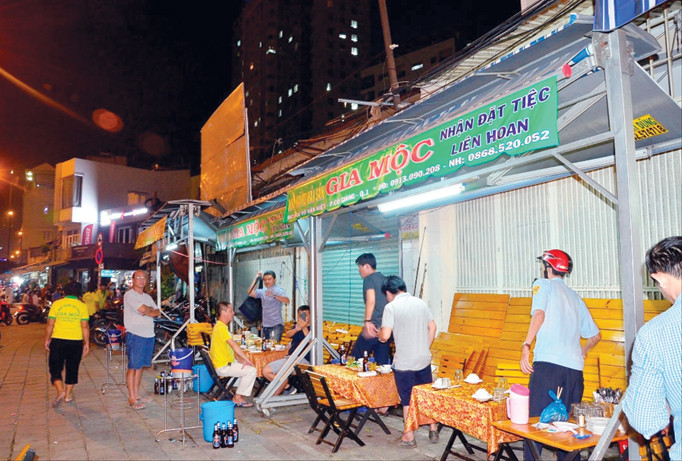 Vỉa hè ở quận 1 bị tái chiếm nhiều nơi trong ngày 8/8. Ảnh: Việt Văn - Ngô Bình.