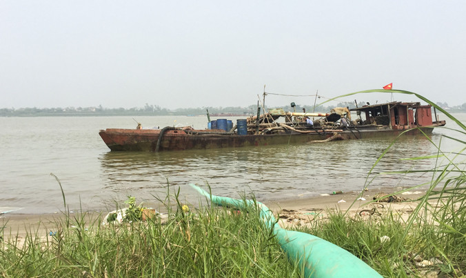 Hình ảnh tàu khai thác cát trên sông Hồng, đoạn qua địa phận huyện Kim Động (Hưng Yên). Ảnh: N.H.
