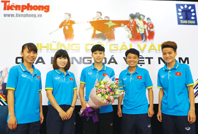 Những cô gái vàng bóng đá nữ tại buổi giao lưu trực tuyến sáng ngày 31/8. Ảnh: Như Ý.