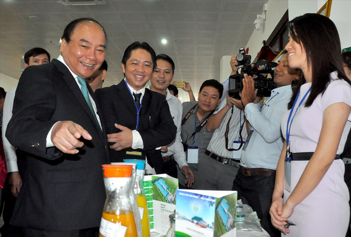 Thủ tướng Nguyễn Xuân Phúc tham quan sản phẩm của Hậu Giang. Ảnh: Hòa Hội.