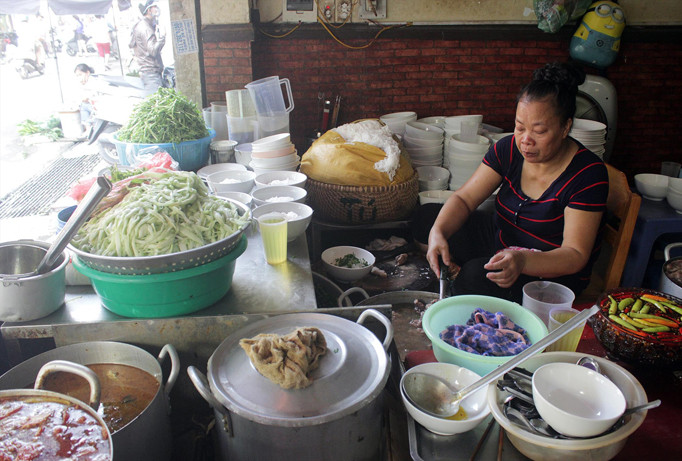 Quán bún chửi này cũng có tên trong danh sách bún mắng cháo chửi nổi tiếng ở Hà Nội. Ảnh: Mạnh Thắng.