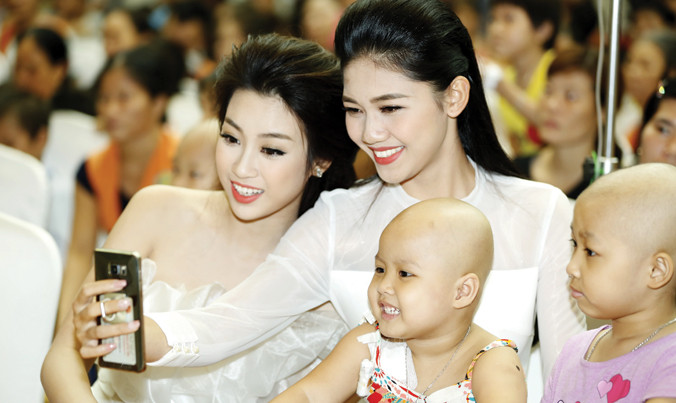 Hoa hậu Mỹ Linh, Á hậu Thanh Tú với các cháu bệnh máu Viện Huyết học và Truyền máu Trung ương trong Trung thu vừa qua. Ảnh: Hồng Vĩnh.