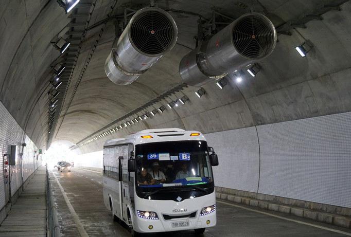 Xe khách qua hầm Đèo Cả, chiều Bắc - Nam.