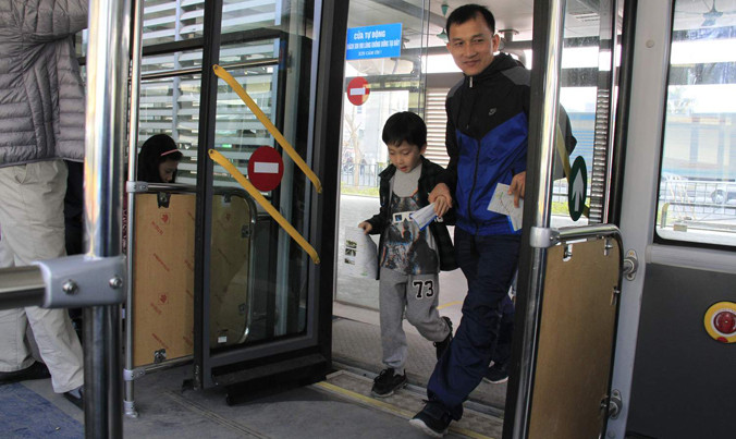 Người dân Hà Nội trải nghiệm xe buýt nhanh BRT.